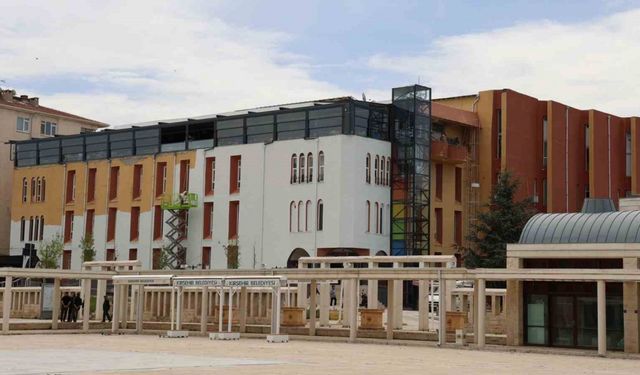 İlk AVM olan tarihi Ahi Çarşısı boyanıyor