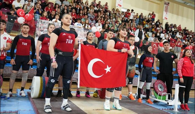 Isparta’da 19 Mayıs Atatürk’ü Anma ve Gençlik Spor Bayramı coşkuyla kutlandı