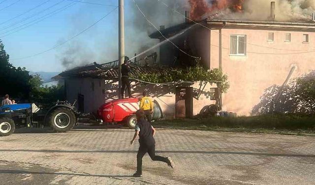 Isparta’da 2 katlı ahşap ev yangında kül oldu