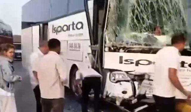 Isparta’da iki yolcu otobüsü çarpıştı: 1’i ağır 27 yaralı