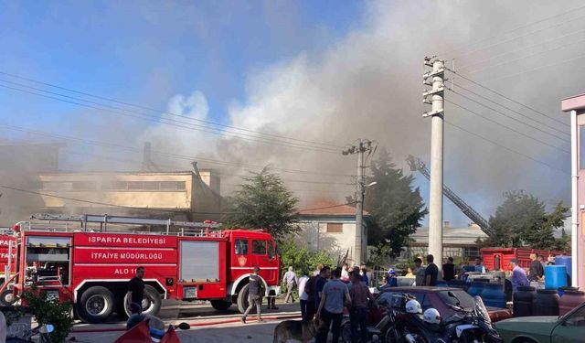 Isparta’da oyuncak dükkanında çıkan yangını itfaiye ekibi söndürdü