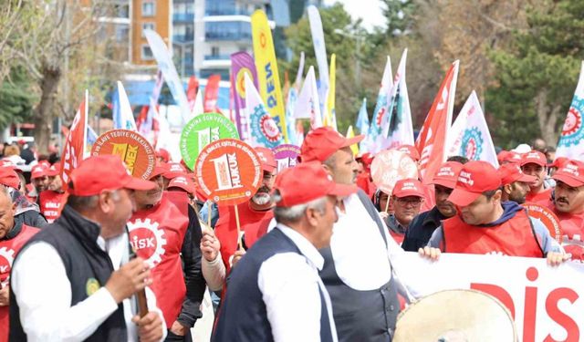 İşten çıkarmaların gölgesinde işçi sendikası yürüyüş yaptı