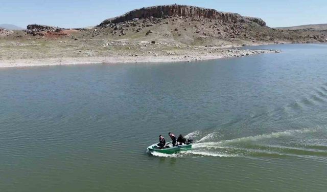 Jandarma barajda 500 metre kaçak ağ buldu