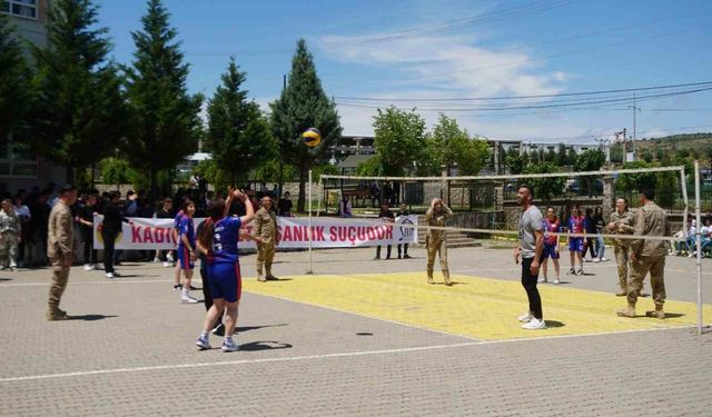 Jandarma personeli Uluslararası Aile Günü’nde öğrencilere bilgilendirmede bulundu