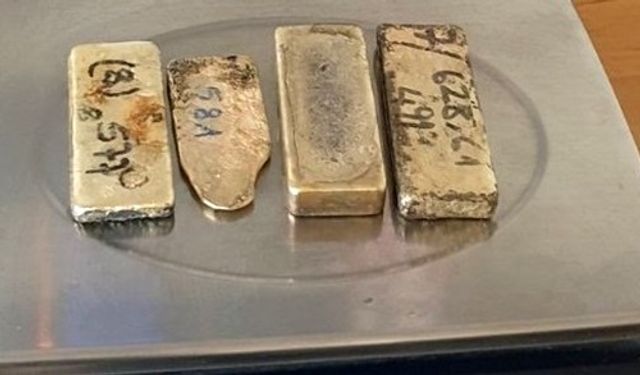 Kadın yolcu iç çamaşırına ve koltuk altlarına gizlediği 2 kilo altın ile yakalandı