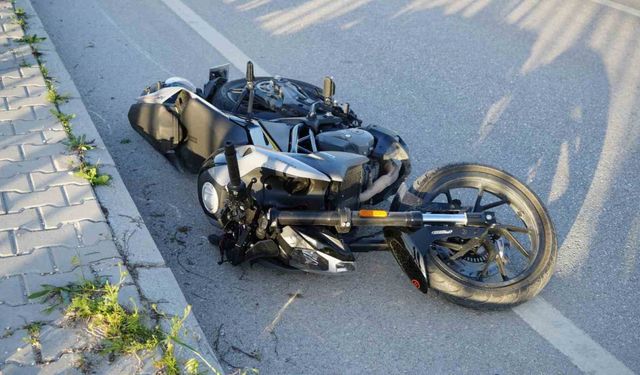 Kaldırımdaki trafik levhasına çarpan motosikletteki 2 kişi yaralandı