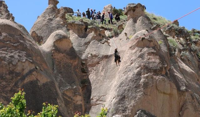 Kapadokya’da sıcak hava balonu peri bacalarının üzerine güvenli iniş yaptı: Turistler kurtarıldı