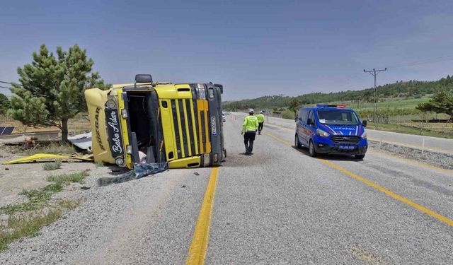 Karaman’da devrilen tırın sürücüsü yaralandı