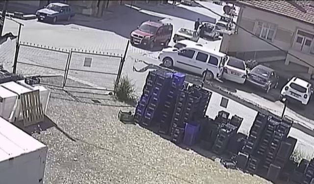 Karaman’da freni boşan hafif ticari aracın 2 otomobile çarpması kamerada