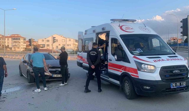 Karaman’da iki otomobil kavşakta çarpıştı: 1 yaralı