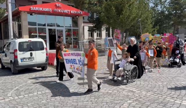 Kars’ta minik yürekler engelliler için yürüdü