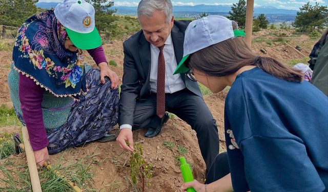 Kastamonu’da huzurevi sakinleri ile sevgi evinde kalan çocuklar fidan dikti