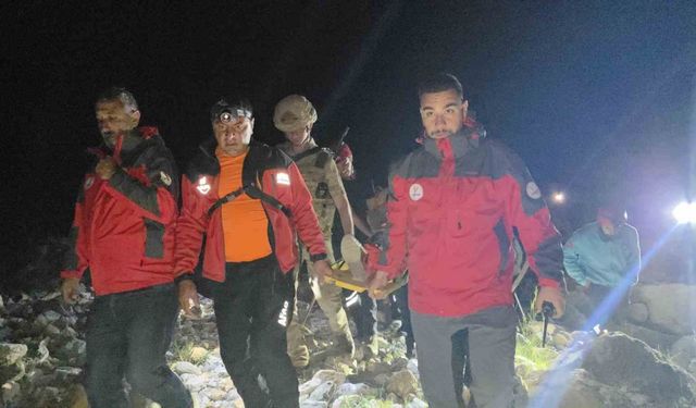 Kayalıklardan düşen kadını ekipler kurtardı