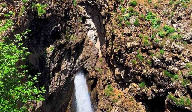 Kayanın içinden süzülen şelale görenleri hayran bırakıyor