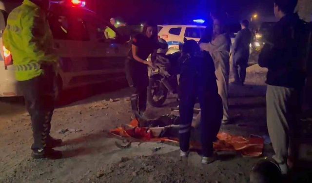 Kaza yapan motosikletin sürücüsü 50 metre sürüklendi