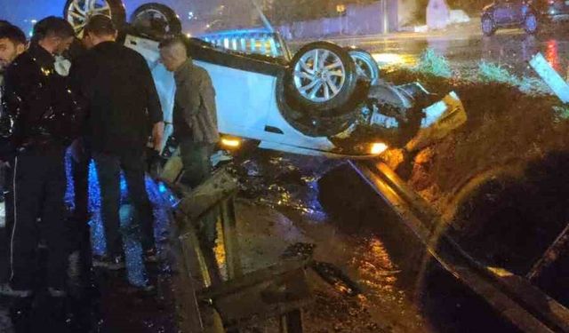 Keşan’da virajı alamayarak bariyerlere çarpan otomobildeki 3 kişi yaralandı
