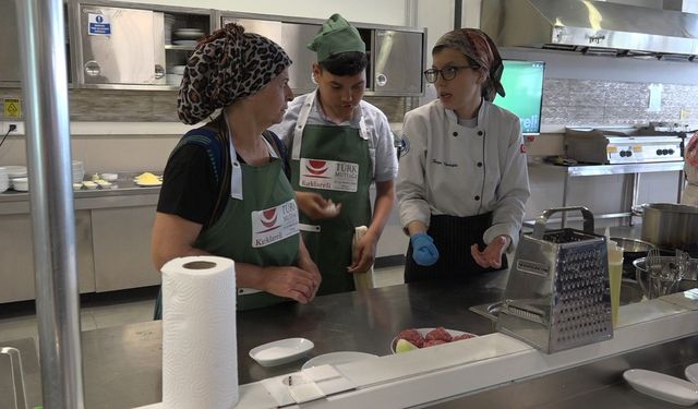 Kırklareli’nde yemek yarışması: Özel öğrenciler aileleriyle köfte ve kaçamak yemeği yaptı