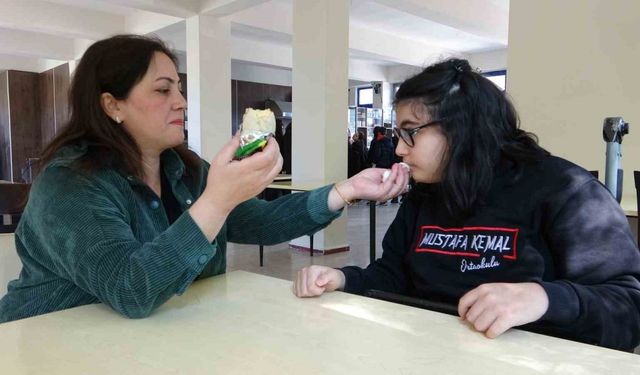 Kızının hayalleri için engel tanımıyor