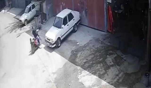 Kontrolden çıkan şarjlı bisiklet demir kapıya çarparak durdu