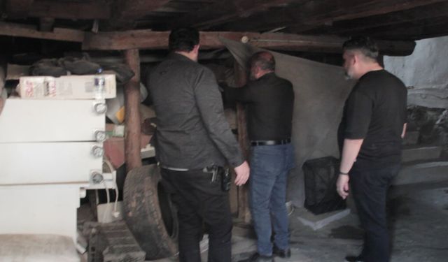 Kötü koku ihbarı ekipleri harekete geçirdi, girilen evde 30 metrelik define tüneli çıktı