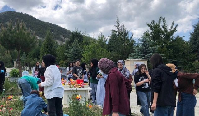 Kütahya’da İmam Hatip Lisesi öğrencilerinden mezarlık ve şehitliğe manevi ziyaret