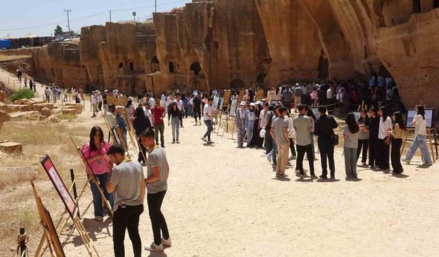 Lise öğrencileri asırlık yapıları ele aldıkları resimlerini Dara Antik Kenti’nde sergiledi