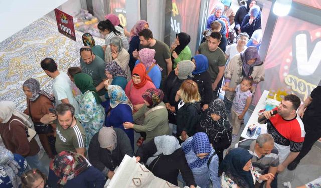 Mağazaya girmek için adeta birbirilerini ezdiler