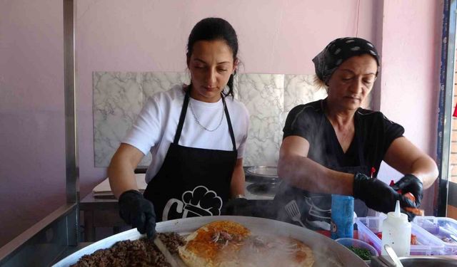 Malatya’nın tek kadın tantuni ustası azmiyle takdir topluyor