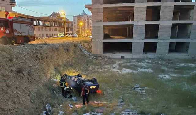 Mardin’de devrilen otomobilin sürücüsü yaralandı