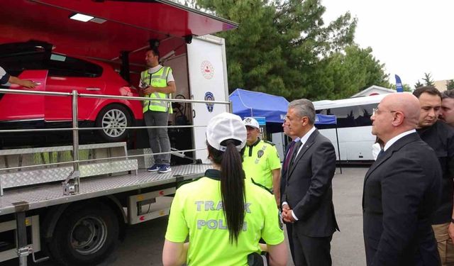 Mardin’de simülasyon aracıyla emniyet kemerinin önemi anlatıldı