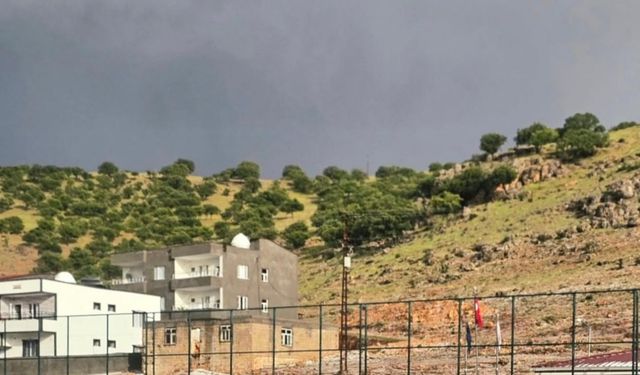 Mazıdağı Fosfatspor, dolu yağışına rağmen antrenmana devam etti