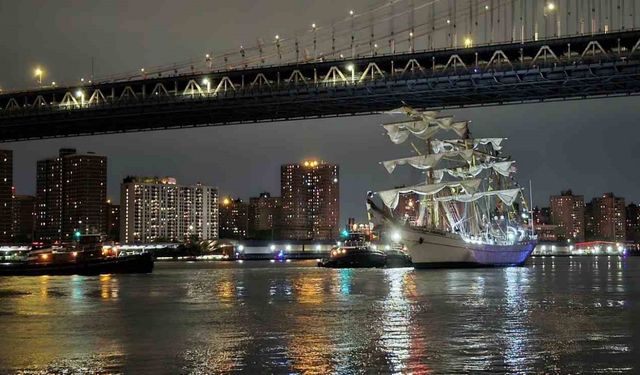 Meksika Donanması’na ait eğitim gemisi Brooklyn Köprüsü’ne çarptı: 2 ölü, 19 yaralı