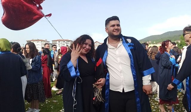 Mezuniyet töreninde evlilik teklifi sürprizi