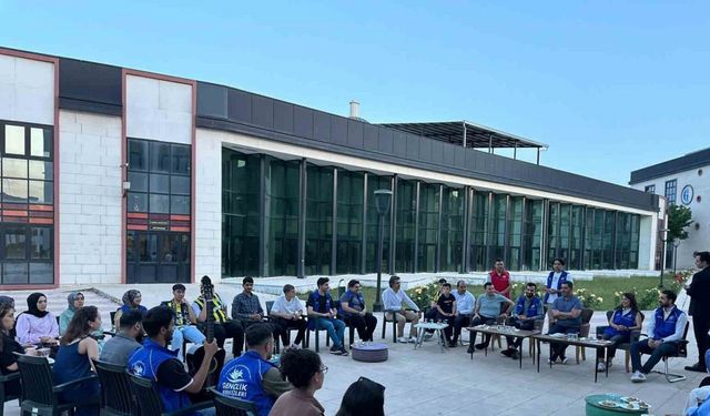 Milletvekili Bozgeyik üniversiteli gençlerle buluştu