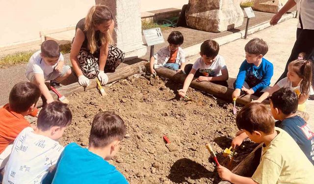 Minik öğrencilerden temsili arkeolojik kazı