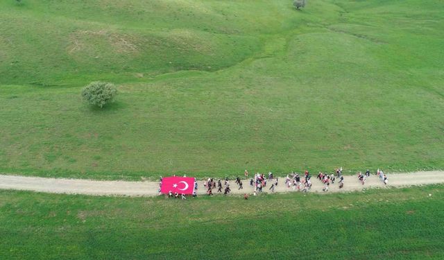 Muş’ta gençler Türk bayrağıyla doğada buluştu