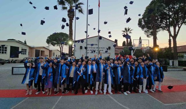 Nazilli’de meslek liselilerinin mezuniyet sevinci