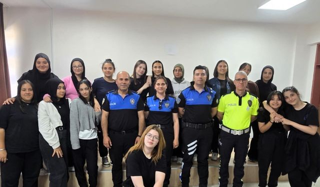 Öğrencilere polislik mesleği ve güvenli yaşam eğitimi
