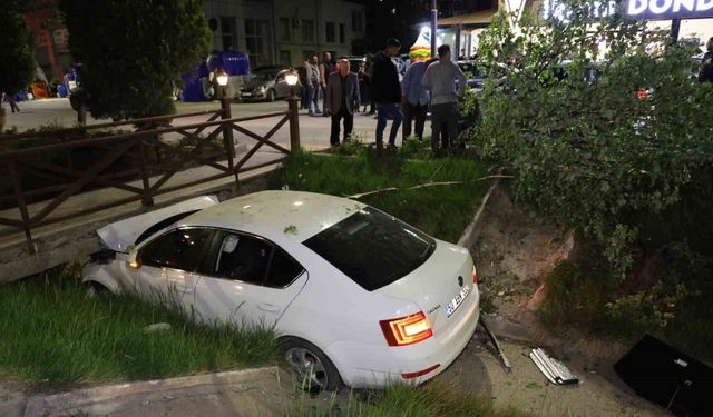 Önündeki araca çarpan otomobil su kanalındaki köprüye saplandı: 2 yaralı