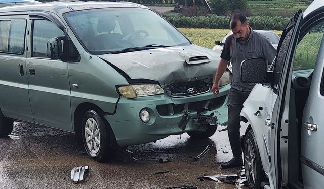 Osmaniye’de minibüs ile ticari araç çarpıştı