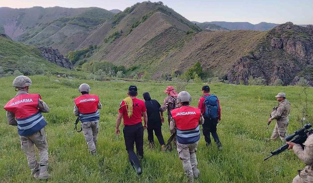 Ot toplamaya gittikleri bölgede kaybolan çiftin yardımına jandarma yetişti