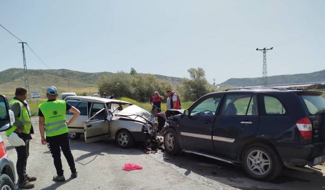 Otomobil ve cip kafa kafaya çarpıştı: 1’i ağır 6 yaralı
