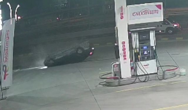 Otomobilin kaldırıma çarpıp ters döndüğü anlar kamerada