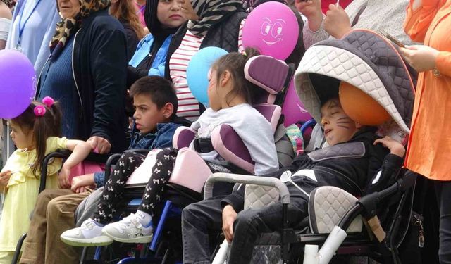 Özel bireyler düzenlenen festivalle sosyalleşti