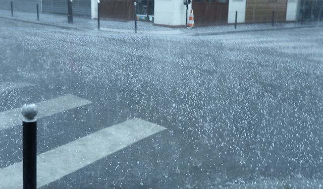 Paris’te 25 derece sıcaklıkta dolu yağdı