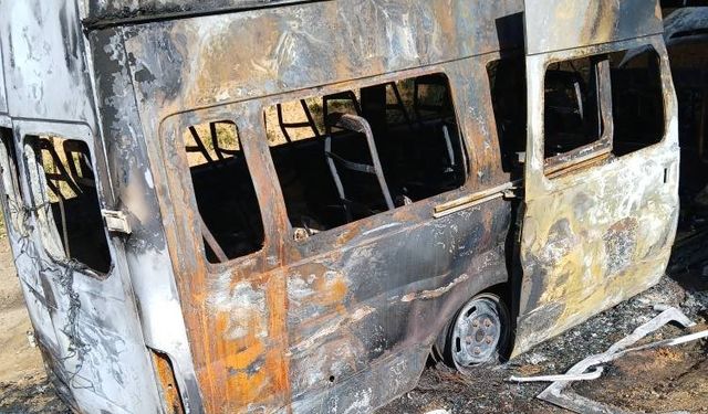Park halindeki minibüs alev alev yandı