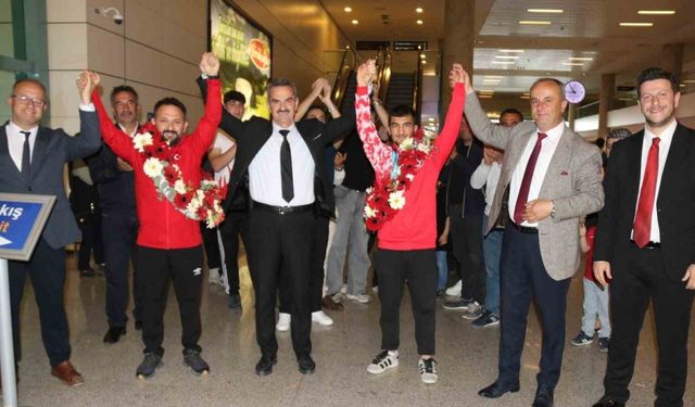 Peru’da altın madalya kazanan genç halterci Ramazan Efe Yılmaz, çiçeklerle karşılandı