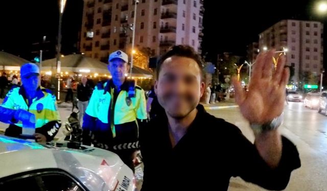 Plakasız motosikletiyle yakalanan alkollü ve kasksız sürücü, basın mensubuna el sallayıp poz verdi