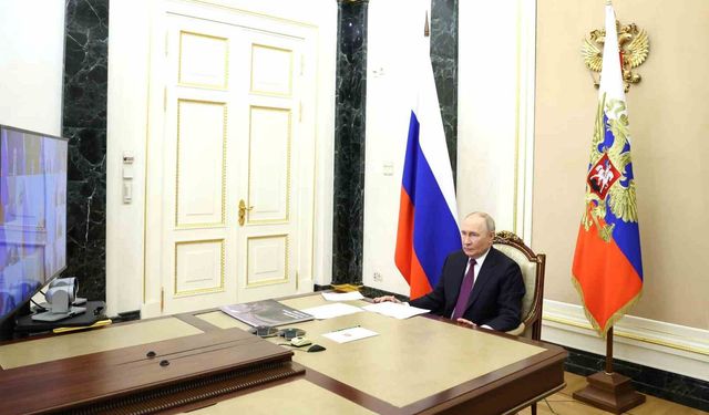 Putin: "Rus ordusu Ukrayna sınırında tampon bölge oluşturma görevi üzerinde çalışıyor"