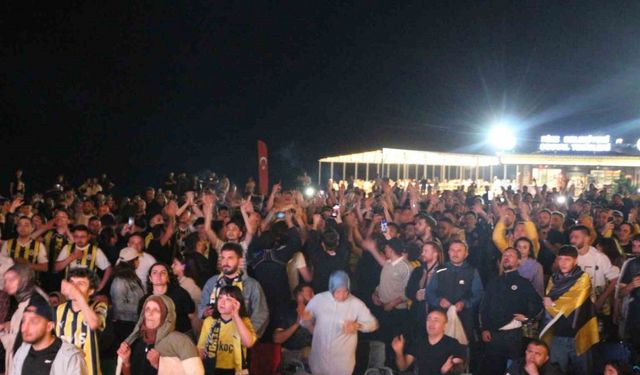 Rize’de Fenerbahçelilerden şampiyonluk kutlaması